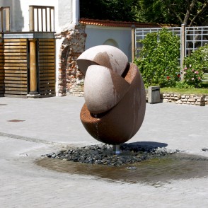 Jāņa Aivara Karlova skulptūra – strūklaka "Trīsvienība" Jāņa Aivara Karlova skulptūra – strūklaka "Trīsvienība"