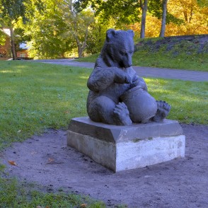 Lāča skulptūra ar medus podu Liepājā Lāča skulptūra ar medus podu Liepājā