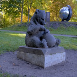 Skulptūra "Lācis ar medus podu" (Liepāja) Skulptūra "Lācis ar medus podu" (Liepāja)