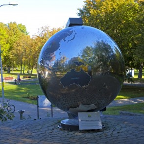 Globuss Liepājas jūrmalas parkā Globuss Liepājas jūrmalas parkā