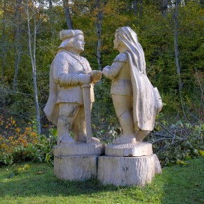 Koka skulptūras "Indulis un Ārija" Embūtē Koka skulptūras "Indulis un Ārija" Embūtē