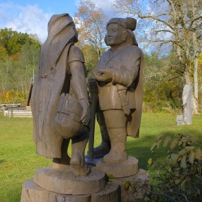 Koka skulptūras "Indulis un Ārija" Embūtē Koka skulptūras "Indulis un Ārija" Embūtē