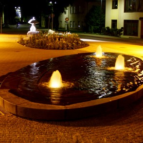 Ogres strūklaka naktī Ogres strūklaka naktī