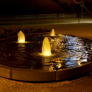 Ogres strūklaka naktī Ogres strūklaka naktī