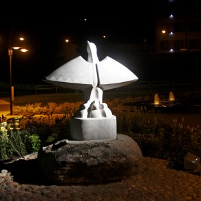 Skulptūra "Baltā Cielava" naktī Skulptūra "Baltā Cielava" naktī
