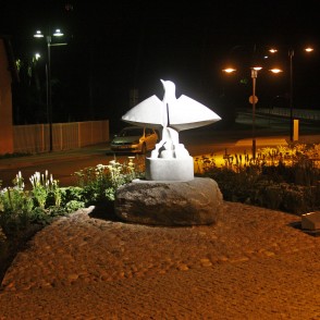 Skulptūra "Baltā Cielava" naktī Skulptūra "Baltā Cielava" naktī