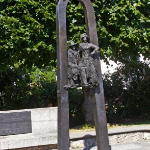 Raiņa un Aspazijas piemineklis "Krauklītis" Raiņa un Aspazijas piemineklis "Krauklītis"