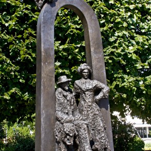 Raiņa un Aspazijas pieminekļa fragments Raiņa un Aspazijas pieminekļa fragments