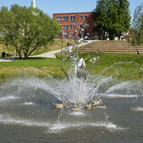 Strūklaka purvāju auga – parastās cirvenes – veidā, Dobele Strūklaka purvāju auga – parastās cirvenes – veidā, Dobele