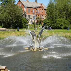 Strūklaka purvāju auga – parastās cirvenes – veidā, Dobele Strūklaka purvāju auga – parastās cirvenes – veidā, Dobele