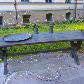 Dzintara latvieši (Liepājas himnas tēli) Dzintara latvieši (Liepājas himnas tēli)