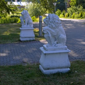 Lauvu skulptūras pie Sventes muižas Lauvu skulptūras pie Sventes muižas