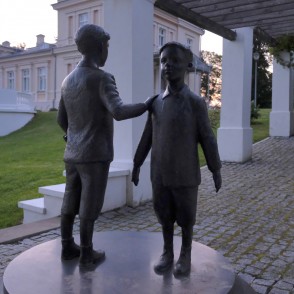 Bronzas zēnu skulptūra pie Renavas muižas kolonnām Bronzas zēnu skulptūra pie Renavas muižas kolonnām