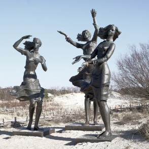 Skulptūra "Zvejnieka meitas" pie smilšu kāpām Skulptūra "Zvejnieka meitas" pie smilšu kāpām