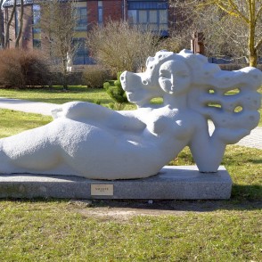 Skulptūra “Saulutė” Palangas skulptūru dārzā uz zāliena Skulptūra “Saulutė” Palangas skulptūru dārzā uz zāliena