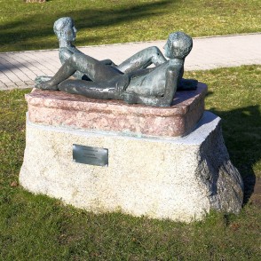 Skulptūra “Plaukikai” Palangas skulptūru dārzā uz akmens postamenta Skulptūra “Plaukikai” Palangas skulptūru dārzā uz akmens postamenta