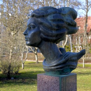 Bronzas skulptūras galva uz postamenta Palangas skulptūru dārzā Bronzas skulptūras galva uz postamenta Palangas skulptūru dārzā