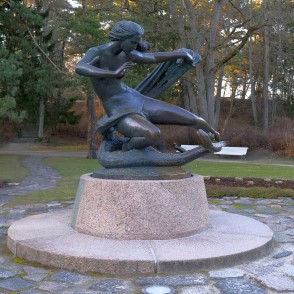 Skulptūra Egle – zalkšu karaliene Birutes parka ainavā Skulptūra Egle – zalkšu karaliene Birutes parka ainavā