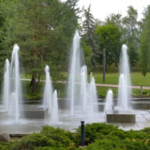Vertikālas strūklakas Marijampoles Dzejas parkā Vertikālas strūklakas Marijampoles Dzejas parkā