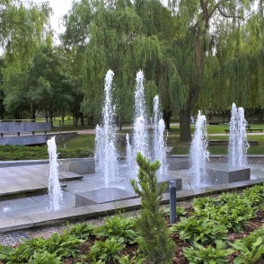 Daudzlīmeņu strūklaka Marijampoles Dzejas parkā Daudzlīmeņu strūklaka Marijampoles Dzejas parkā