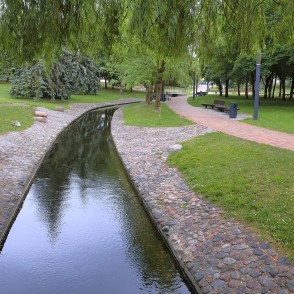 Akmens bruģa kanāls un pastaigu celiņš Marijampoles Dzejas parkā Akmens bruģa kanāls un pastaigu celiņš Marijampoles Dzejas parkā