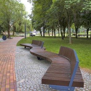 Moderna koka parka sola un bruģēta celiņa skats Marijampoles Dzejas parkā Moderna koka parka sola un bruģēta celiņa skats Marijampoles Dzejas parkā