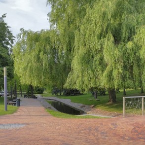 Vītola lapotne un bruģēts laukums Marijampoles Dzejas parkā Vītola lapotne un bruģēts laukums Marijampoles Dzejas parkā