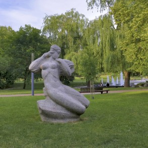 Skulptūra "Šešupė" Marijampoles Dzejas parkā Skulptūra "Šešupė" Marijampoles Dzejas parkā