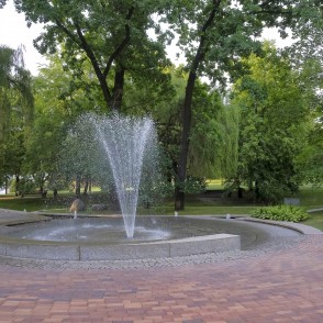 Apaļa strūklaka un bruģēts laukums Marijampoles Dzejas parkā Apaļa strūklaka un bruģēts laukums Marijampoles Dzejas parkā
