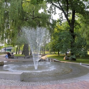 Ūdens strūklaka un gājēju celiņš Marijampoles Dzejas parkā Ūdens strūklaka un gājēju celiņš Marijampoles Dzejas parkā