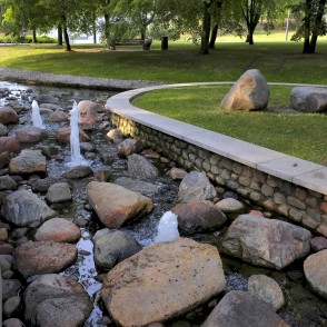 Akmens gultnes strauts ar ūdens strūklām Marijampoles Dzejas parkā Akmens gultnes strauts ar ūdens strūklām Marijampoles Dzejas parkā