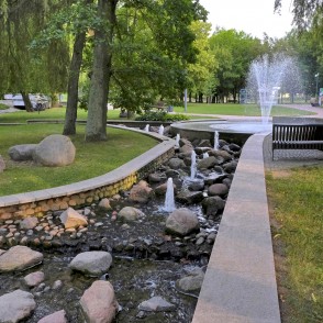 Parka strauts un augsta strūklaka Marijampoles Dzejas parkā Parka strauts un augsta strūklaka Marijampoles Dzejas parkā