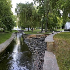 Parka kanāls un strūklakas kaskāde Marijampoles Dzejas parkā Parka kanāls un strūklakas kaskāde Marijampoles Dzejas parkā