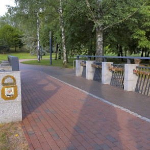 Mīlestības tilts ar slēdzenēm Marijampoles Dzejas parkā Mīlestības tilts ar slēdzenēm Marijampoles Dzejas parkā