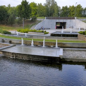 Kaskāžu strūklaka un ūdenstilpe Marijampoles Dzejas parkā Kaskāžu strūklaka un ūdenstilpe Marijampoles Dzejas parkā