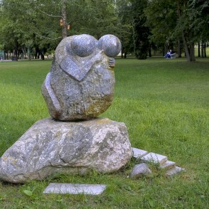 Akmens skulptūra koptā zājā Marijampoles Dzejas parkā Akmens skulptūra koptā zājā Marijampoles Dzejas parkā