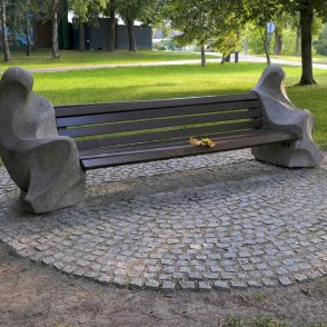 Māksliniecisks koka un akmens soliņš Marijampoles Dzejas parkā Māksliniecisks koka un akmens soliņš Marijampoles Dzejas parkā