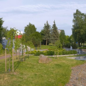 Ainava ar dekoratīviem apstādījumiem un strūklakām Marijampoles dzejas parkā Ainava ar dekoratīviem apstādījumiem un strūklakām Marijampoles dzejas parkā