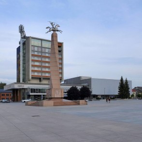 Piemineklis Tautai un valodai Marijampoles laukumā un pilsētas apbūve Piemineklis Tautai un valodai Marijampoles laukumā un pilsētas apbūve