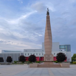 Piemineklis Tautai un valodai Marijampoles laukumā un kultūras ēka Piemineklis Tautai un valodai Marijampoles laukumā un kultūras ēka