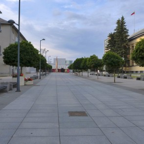 J. Basanavičiaus laukums Marijampolē ar pieminekli un promenādi J. Basanavičiaus laukums Marijampolē ar pieminekli un promenādi