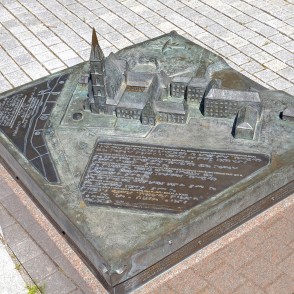 Kretingas baznīcas kompleksa bronzas taktīlā karte un makets Kretingas baznīcas kompleksa bronzas taktīlā karte un makets