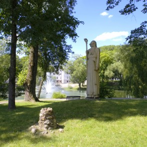 Koka skulptūra un strūklaka Pastauninka parkā Kretingā Koka skulptūra un strūklaka Pastauninka parkā Kretingā