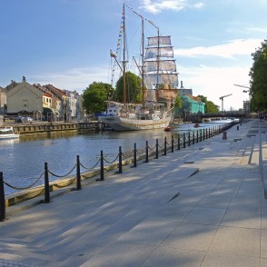 uru kuģis Meridianas un Danes upes promenāde Klaipēdā uru kuģis Meridianas un Danes upes promenāde Klaipēdā