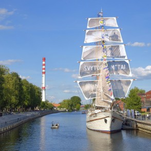 Skats no tilta uz buru kuģi Meridianas Danes upē Klaipēdā Skats no tilta uz buru kuģi Meridianas Danes upē Klaipēdā