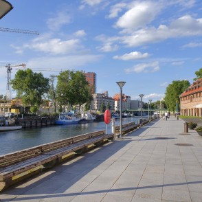 Pastaigu promenāde gar Danes upi Klaipēdas centrā Pastaigu promenāde gar Danes upi Klaipēdas centrā