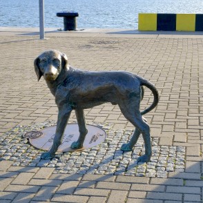 Suņa bronzas skulptūra no ansambļa Bērnības sapnis Klaipēdā Suņa bronzas skulptūra no ansambļa Bērnības sapnis Klaipēdā