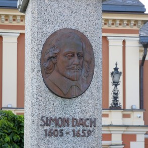 Zīmunda Daha (Simon Dach) bareljefs uz pieminekļa Klaipēdā Zīmunda Daha (Simon Dach) bareljefs uz pieminekļa Klaipēdā