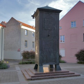 Klaipēdas skulptūra Tornis (Bokštas) laukumā pie rozā ēkas Klaipēdas skulptūra Tornis (Bokštas) laukumā pie rozā ēkas