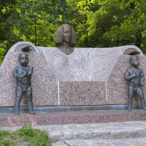 Vītauta Naruša (Vytautas Narutis) bronzas un granīta skulptūra "Māte" ("Motina") Vītauta Naruša (Vytautas Narutis) bronzas un granīta skulptūra "Māte" ("Motina")